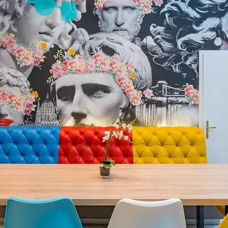 Faces - Funky Design In Vibrant Centre Appartement
