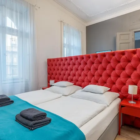 Faces - Funky Design In Vibrant Centre Appartement *