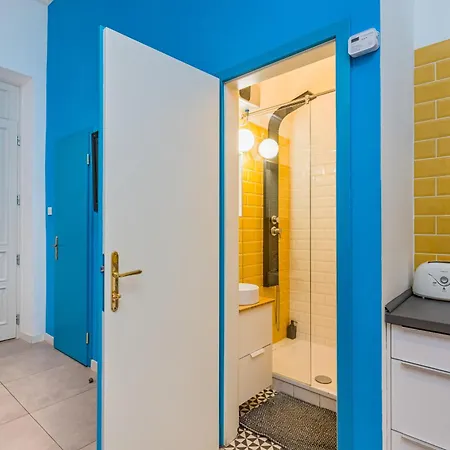 Faces - Funky Design In Vibrant Centre Appartement