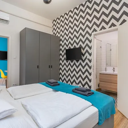 Faces - Funky Design In Vibrant Centre Appartement *