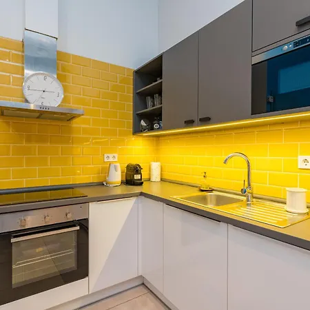 Faces - Funky Design In Vibrant Centre *