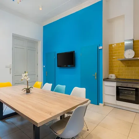 Faces - Funky Design In Vibrant Centre