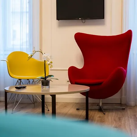 Faces - Funky Design In Vibrant Centre Appartement