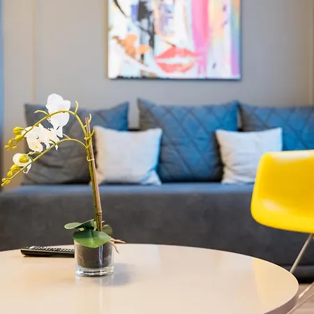 Faces - Funky Design In Vibrant Centre Appartement *