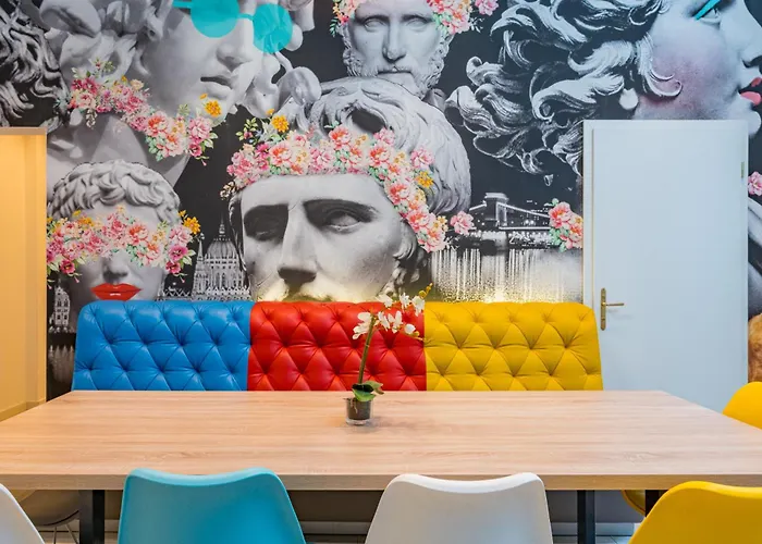 Faces - Funky Design In Vibrant Centre Apartmán