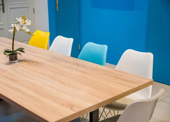 Faces - Funky Design In Vibrant Centre *