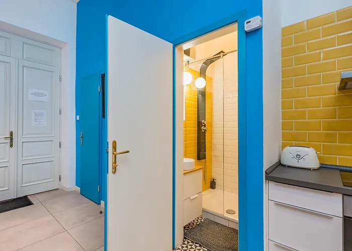 Faces - Funky Design In Vibrant Centre Apartment