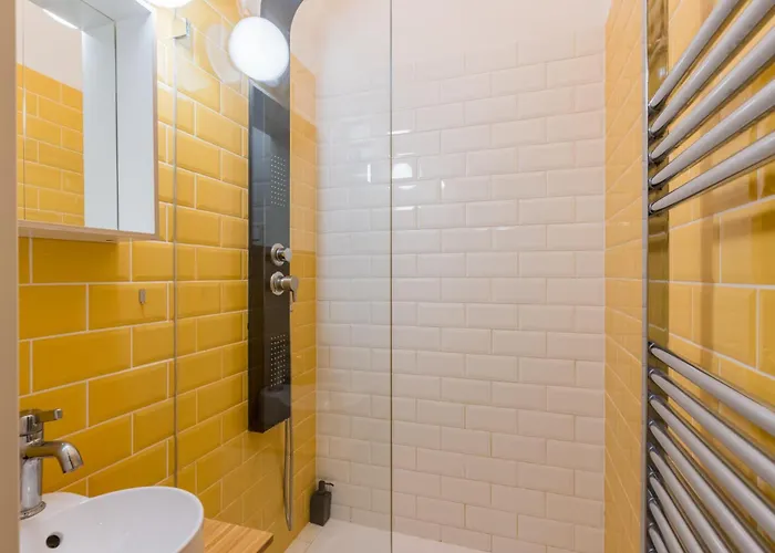 Apartment Faces - Funky Design In Vibrant Centre *
