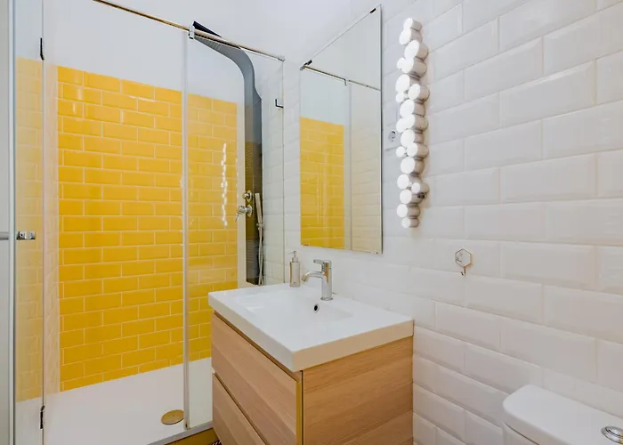 Faces - Funky Design In Vibrant Centre Apartment Budapest