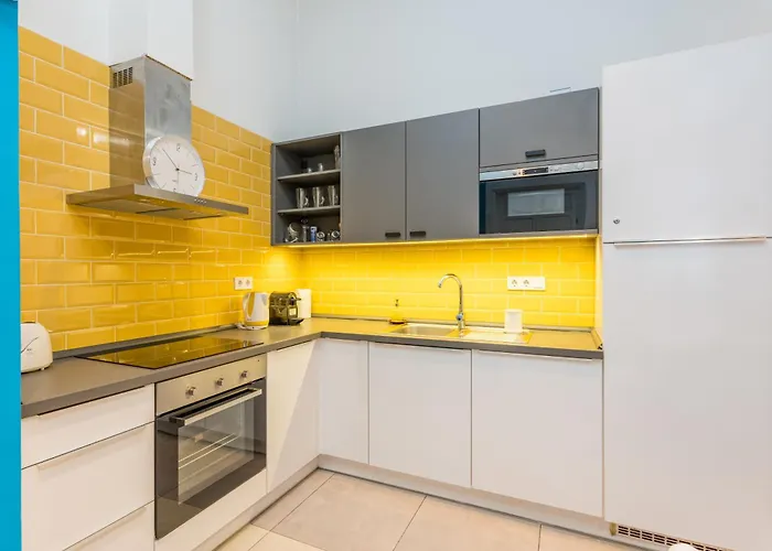 Apartment Faces - Funky Design In Vibrant Centre *